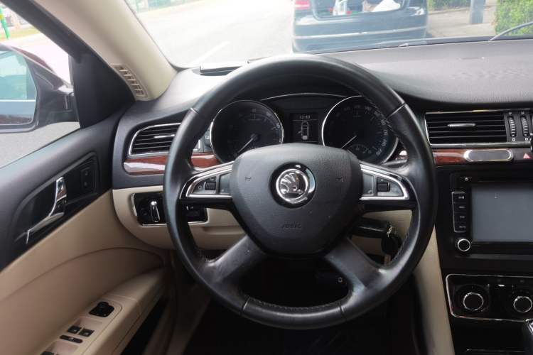Used Skoda Superb 2013 1.8TSI Automatic MingShi Edition Steering Wheel