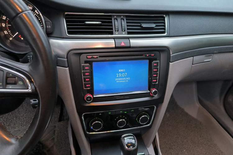Used Skoda Superb 2013 1.8TSI Automatic MingShi Edition Audio And AC Panel