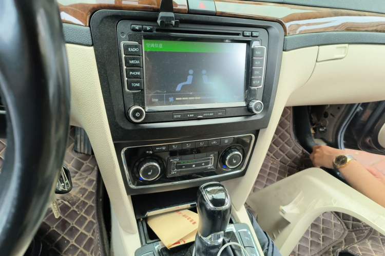 Used Skoda Superb 2013 1.8TSI Automatic Yashi Edition Audio And AC Panel