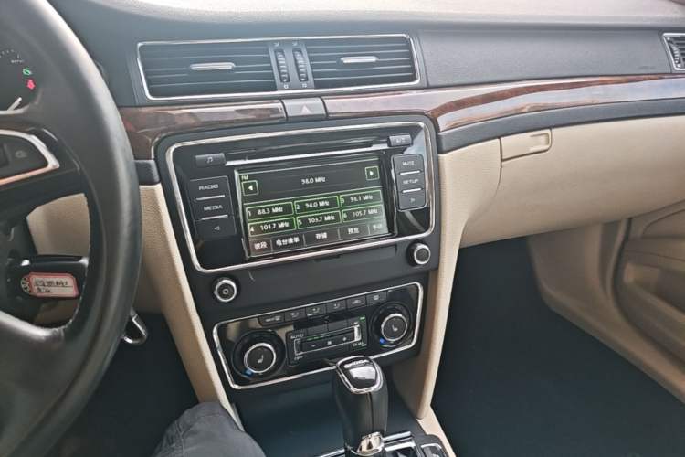 Used Skoda Superb 2013 1.8TSI Automatic Yashi Edition Audio And AC Panel