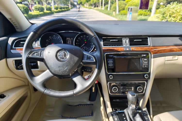 Used Skoda Superb 2013 1.8TSI Automatic Yashi Edition Audio And AC Panel