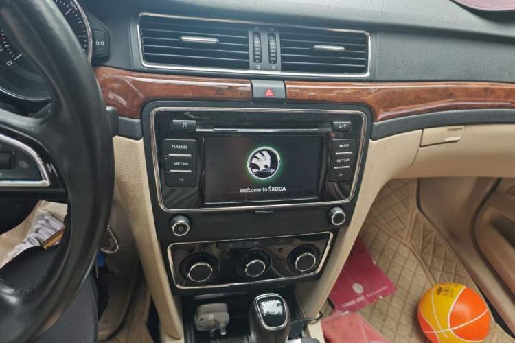 Used Skoda Superb 2013 1.8TSI Automatic MingShi Edition Audio And AC Panel