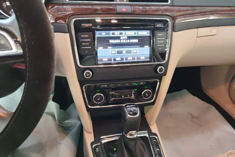 Used Skoda Superb 2013 1.8TSI Automatic MingShi Edition Audio And AC Panel