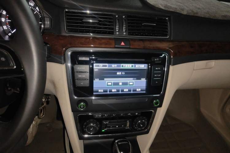 Used Skoda Superb 2013 1.8TSI Automatic Yashi Edition Audio And AC Panel