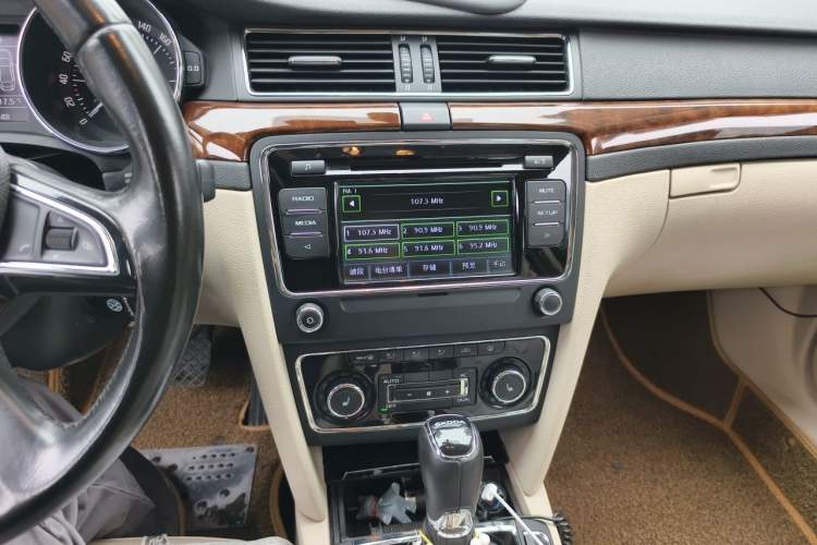 Used Skoda Superb 2013 1.8TSI Automatic Yashi Edition Audio And AC Panel