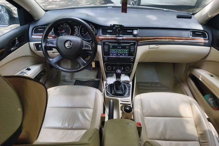 Used Skoda Superb 2013 1.8TSI Automatic Yashi Edition Center Console