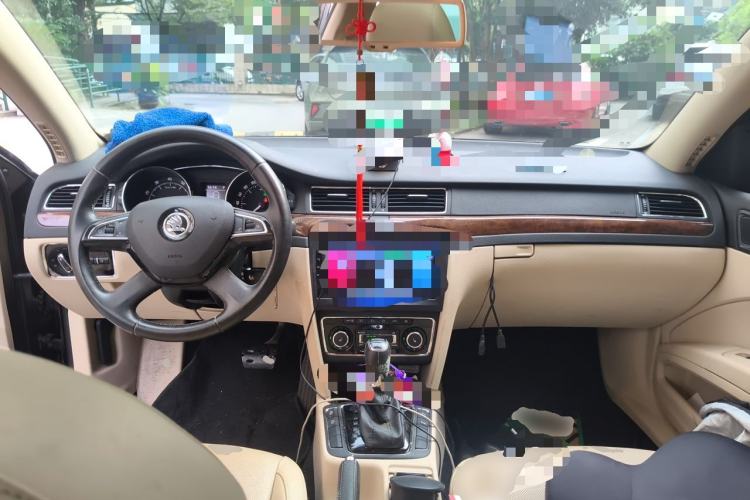 Used Skoda Superb 2013 1.8TSI Automatic Yashi Edition Center Console
