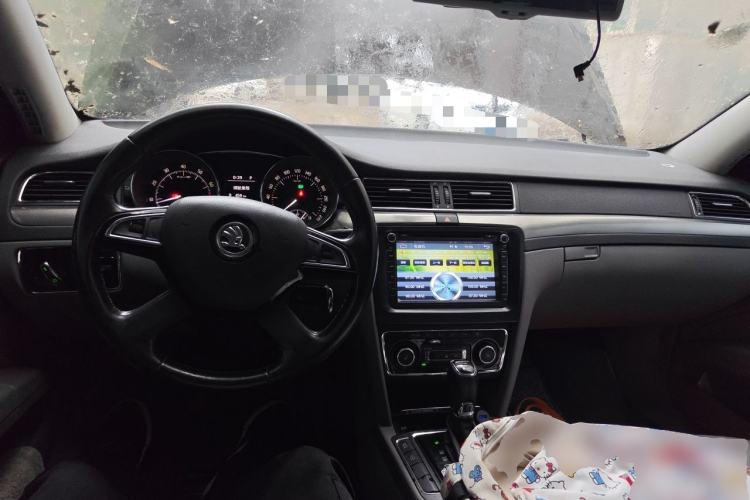 Used Skoda Superb 2013 1.8TSI Automatic Yashi Edition Center Console