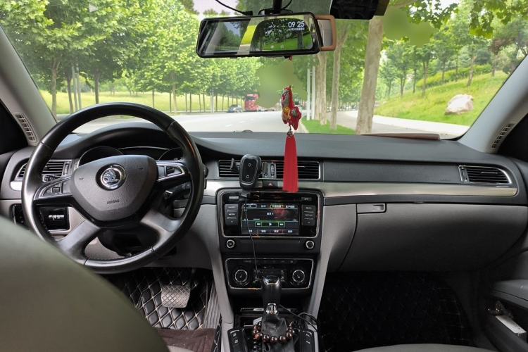 Used Skoda Superb 2013 1.8TSI Automatic Yashi Edition Center Console