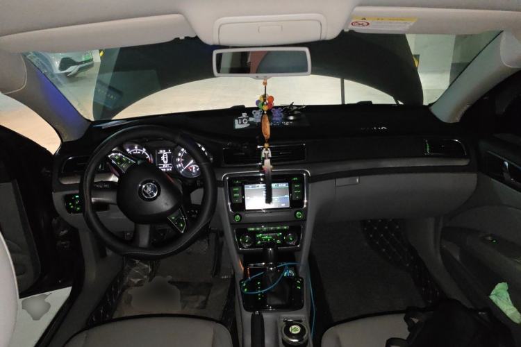 Used Skoda Superb 2013 1.8TSI Automatic Yashi Edition Center Console