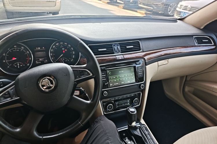 Used Skoda Superb 2013 1.8TSI Automatic Yashi Edition Center Console