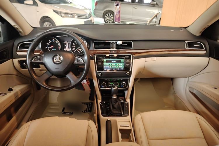Used Skoda Superb 2013 1.8TSI Automatic Yashi Edition Center Console
