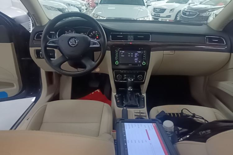 Used Skoda Superb 2013 1.8TSI Automatic Yashi Edition Center Console