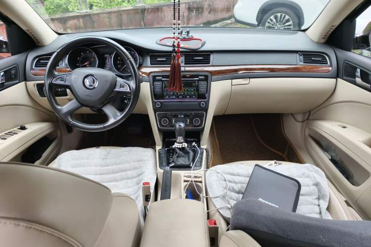 Used Skoda Superb 2013 1.8TSI Automatic Yashi Edition Center Console