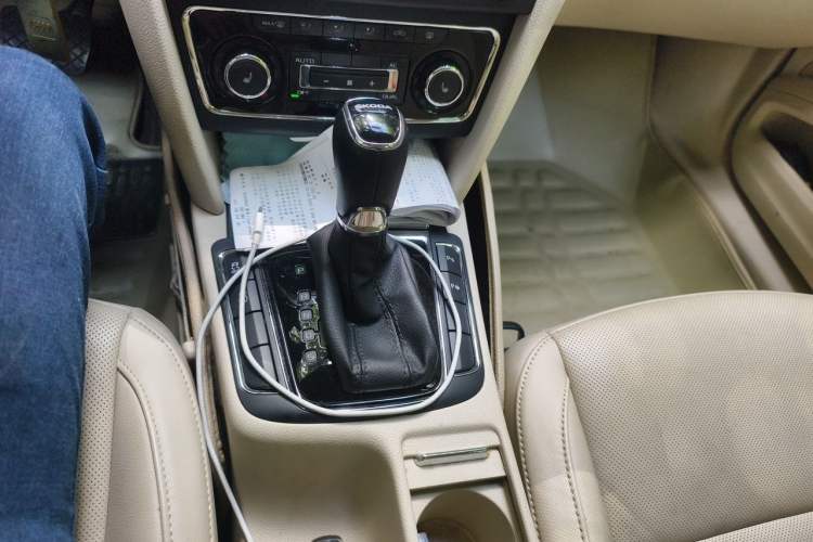 Used Skoda Superb 2013 1.8TSI Automatic Yashi Edition Gear Lever