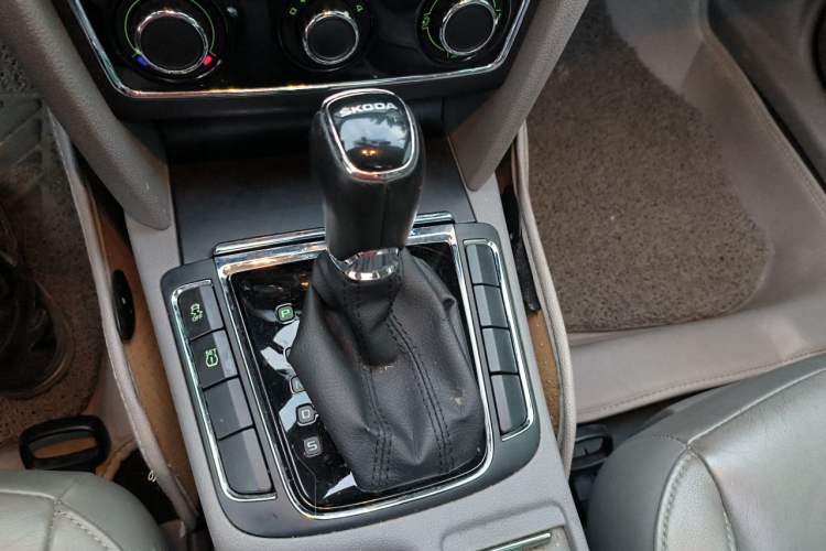Used Skoda Superb 2013 1.8TSI Automatic MingShi Edition Gear Lever