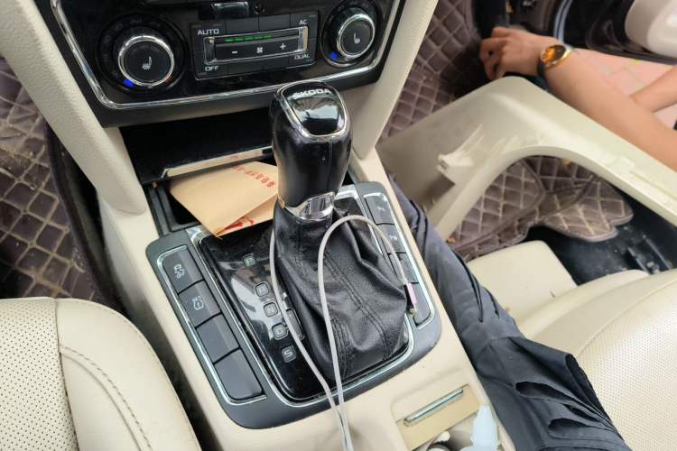 Used Skoda Superb 2013 1.8TSI Automatic Yashi Edition Gear Lever