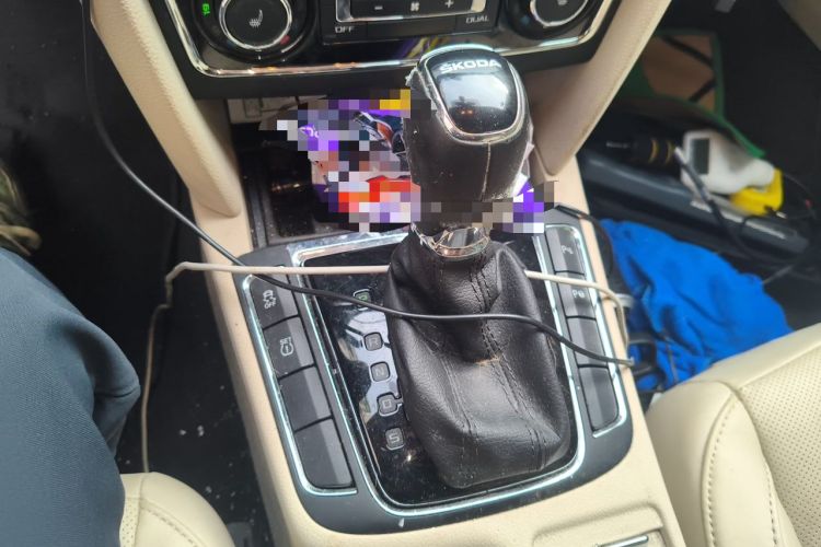 Used Skoda Superb 2013 1.8TSI Automatic Yashi Edition Gear Lever