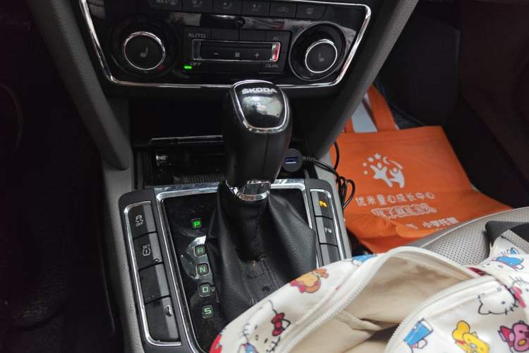 Used Skoda Superb 2013 1.8TSI Automatic Yashi Edition Gear Lever