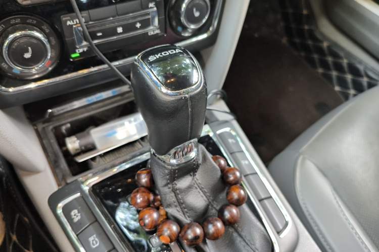 Used Skoda Superb 2013 1.8TSI Automatic Yashi Edition Gear Lever