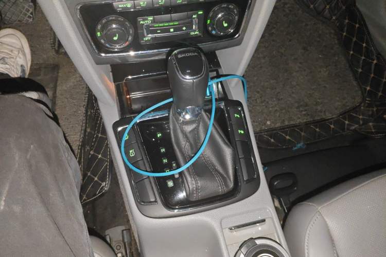 Used Skoda Superb 2013 1.8TSI Automatic Yashi Edition Gear Lever
