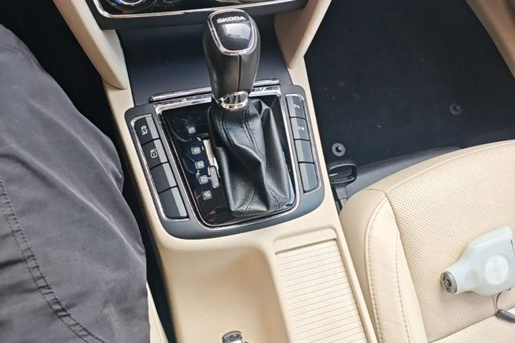Used Skoda Superb 2013 1.8TSI Automatic Yashi Edition Gear Lever
