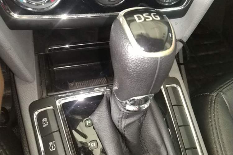 Used Skoda Superb 2013 1.4TSI DSG Sport Edition Gear Lever