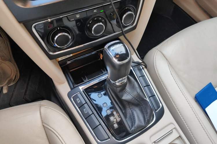 Used Skoda Superb 2013 1.8TSI Automatic MingShi Edition Gear Lever