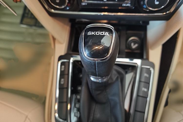 Used Skoda Superb 2013 1.8TSI Automatic Yashi Edition Gear Lever