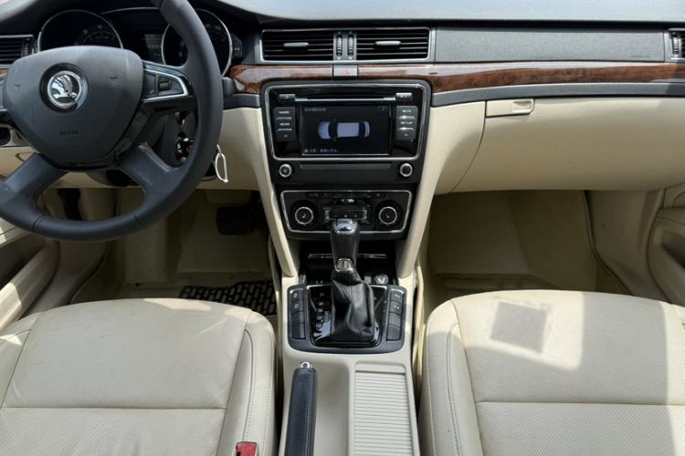 Used Skoda Superb 2013 1.8TSI Automatic Yashi Edition Gear Lever