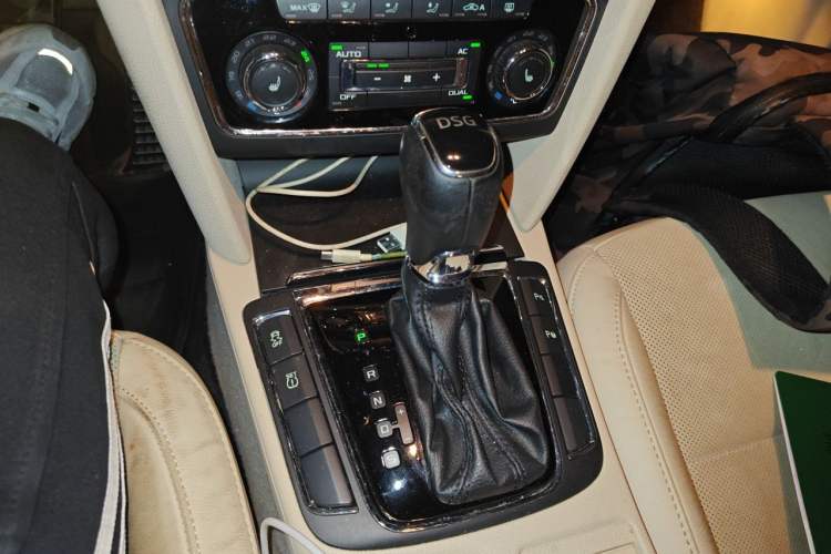Used Skoda Superb 2013 2.0 TSI DSG Luxury Edition Gear Lever