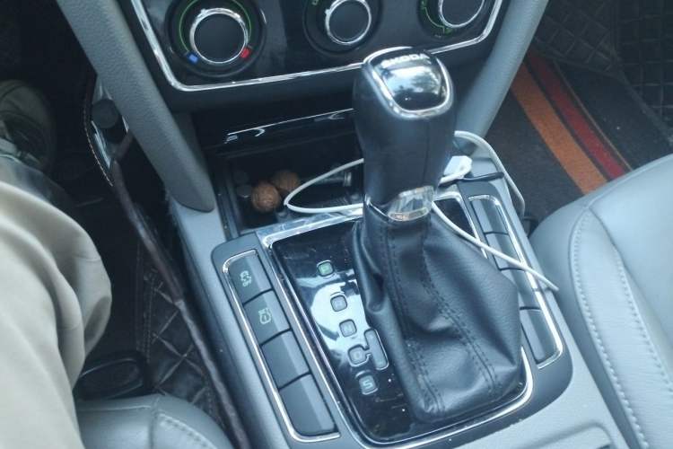 Used Skoda Superb 2013 1.8TSI Automatic MingShi Edition Gear Lever