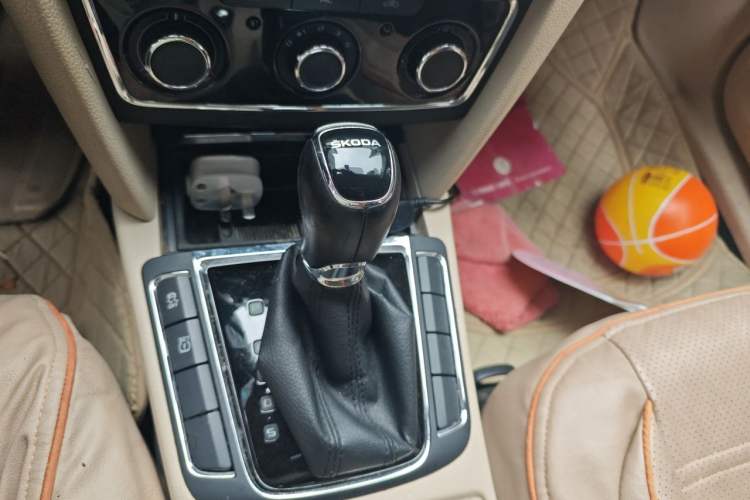 Used Skoda Superb 2013 1.8TSI Automatic MingShi Edition Gear Lever