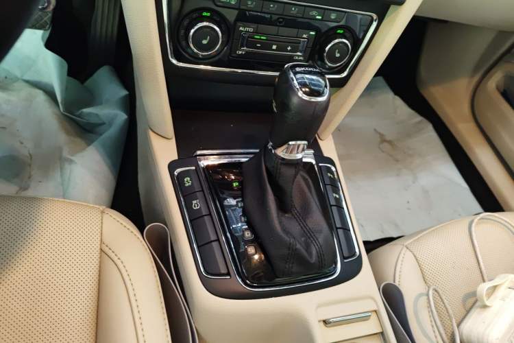 Used Skoda Superb 2013 1.8TSI Automatic MingShi Edition Gear Lever