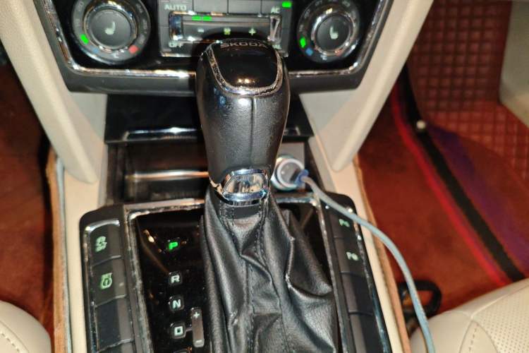 Used Skoda Superb 2013 1.8TSI Automatic Yashi Edition Gear Lever