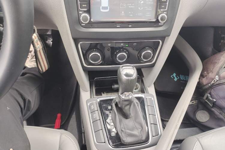 Used Skoda Superb 2013 1.8TSI Automatic MingShi Edition Gear Lever