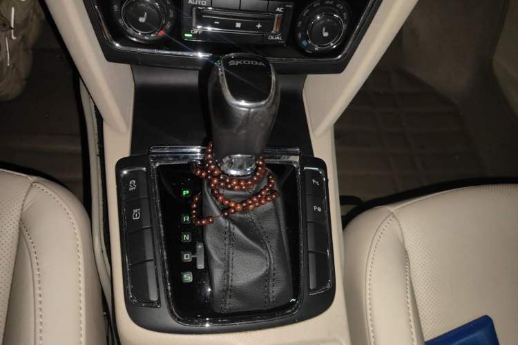 Used Skoda Superb 2013 1.8TSI Automatic Yashi Edition Gear Lever