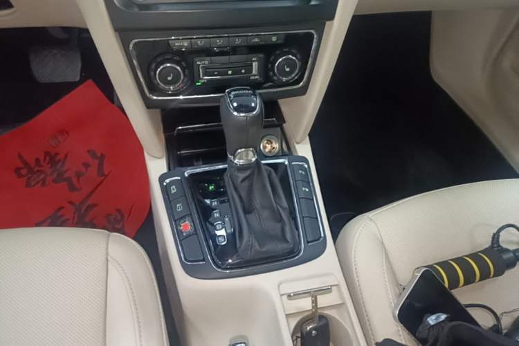 Used Skoda Superb 2013 1.8TSI Automatic Yashi Edition Gear Lever