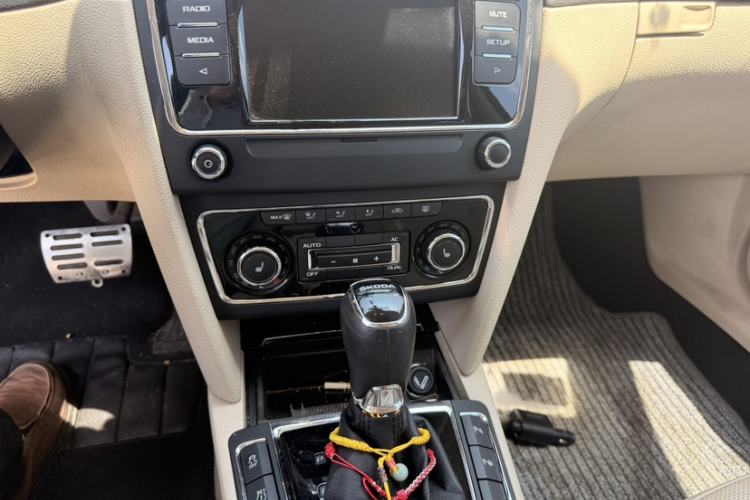 Used Skoda Superb 2013 1.8TSI Automatic Yashi Edition Interior 4