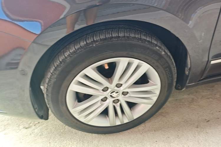 Used Skoda Superb 2013 1.8TSI Automatic Yashi Edition Left Front Wheel Hub