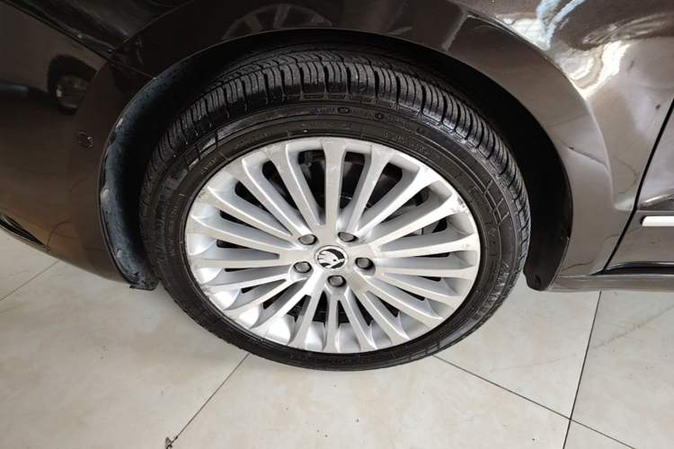 Used Skoda Superb 2013 1.8TSI Automatic Yashi Edition Left Front Wheel Hub