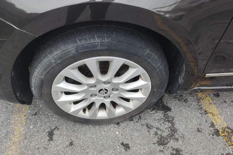 Used Skoda Superb 2013 1.8TSI Automatic MingShi Edition Left Front Wheel Hub