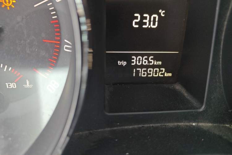 Used Skoda Superb 2013 1.4TSI DSG Sport Edition Odometer Close Up