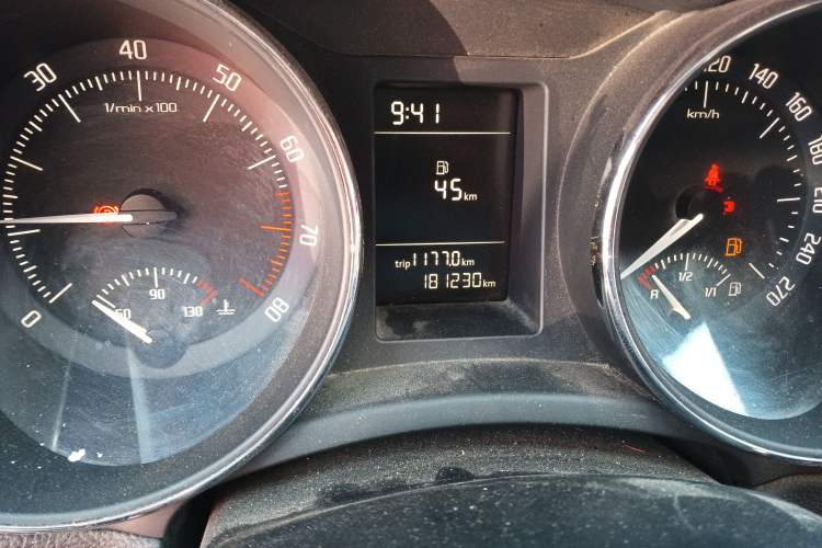 Used Skoda Superb 2013 1.4TSI Manual Shengshi Edition Odometer Close Up