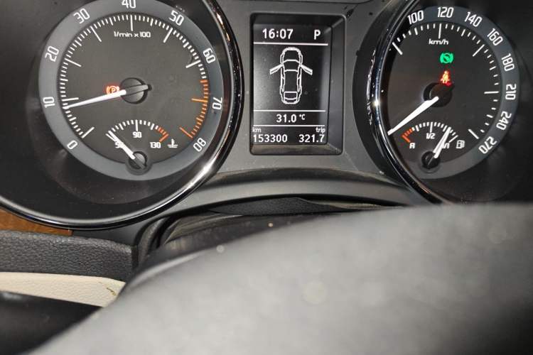 Used Skoda Superb 2013 2.0 TSI DSG Luxury Edition Odometer Close Up