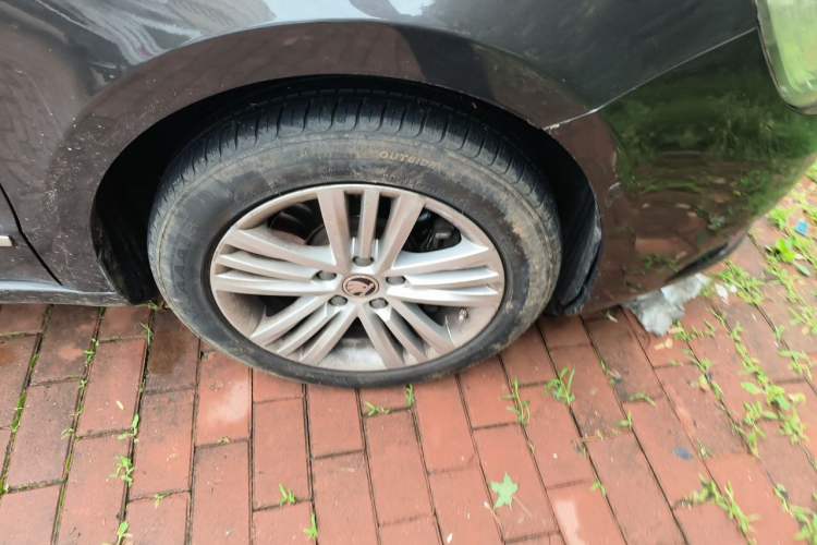 Used Skoda Superb 2013 1.8TSI Automatic Yashi Edition Right Front Wheel Hub
