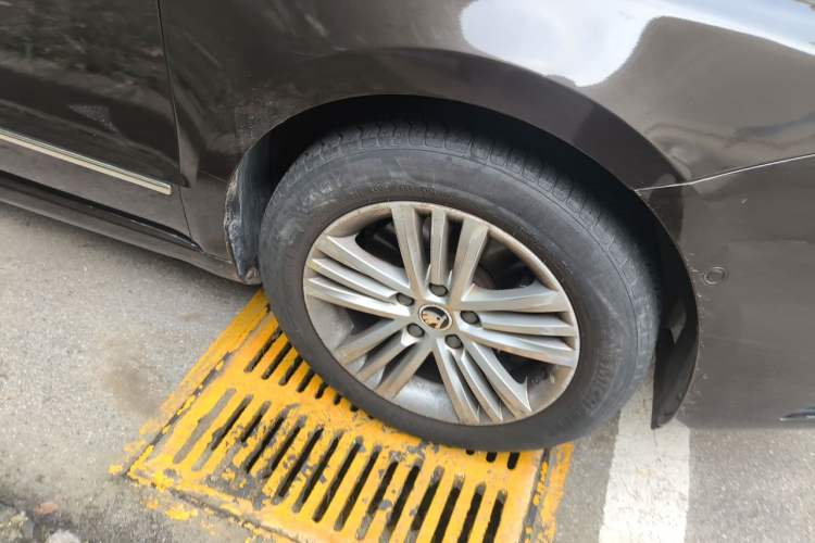Used Skoda Superb 2013 1.8TSI Automatic Yashi Edition Right Front Wheel Hub