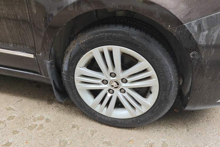 Used Skoda Superb 2013 1.8TSI Automatic Yashi Edition Right Front Wheel Hub