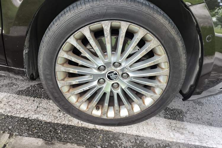 Used Skoda Superb 2013 1.8TSI Automatic Yashi Edition Right Front Wheel Hub