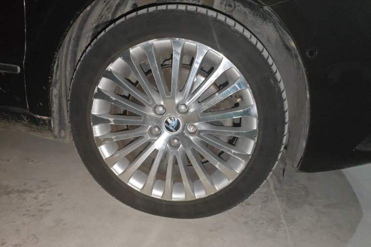 Used Skoda Superb 2013 1.8TSI Automatic Yashi Edition Right Front Wheel Hub